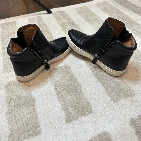 Gentle Souls by Kenneth Cole Women's Carole Leather High Top Sneakers (Size 6.5) - Picture 5 of 9